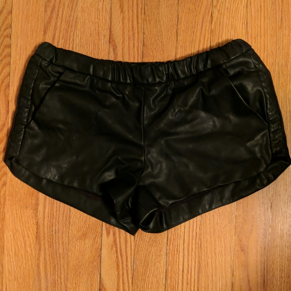 Faux Leather short w pockets & side seam stitching
